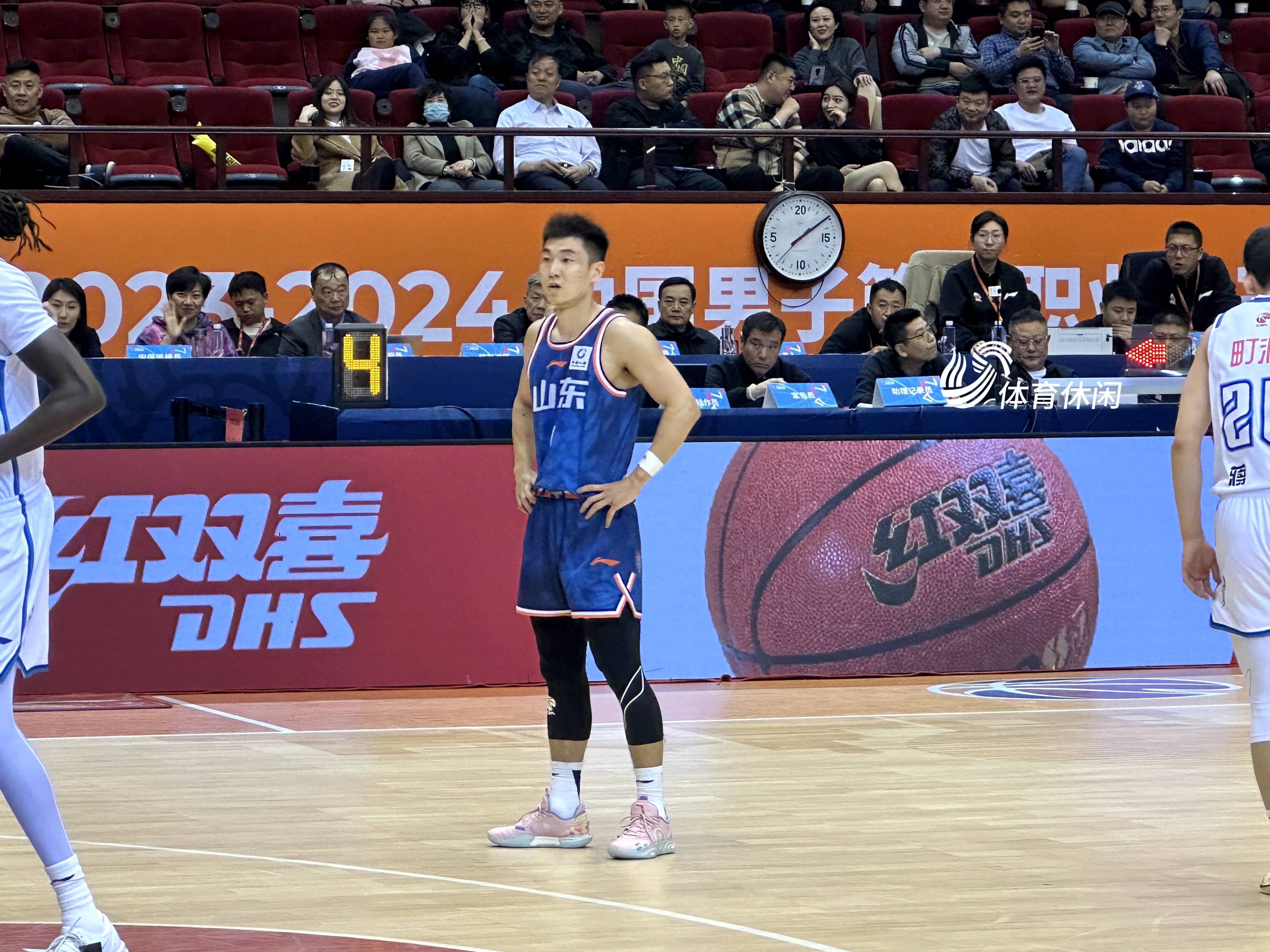 重庆男篮硬战不败，坚守主场取胜